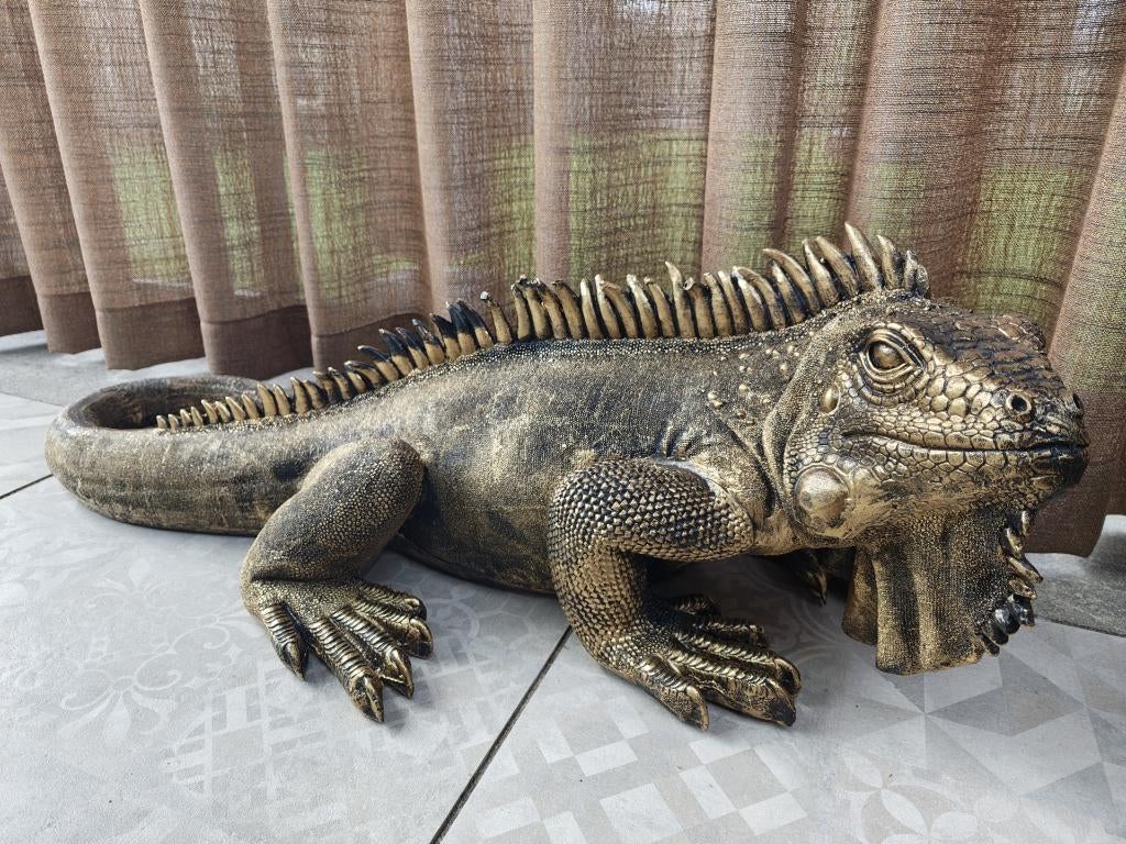 Leguaan beeld XL goud 93 cm tuinbeeld dierenbeeld, Tuin en Terras, Tuinbeelden, Dierenbeeld, Kunststof, Beeldenparadijs, Nieuw