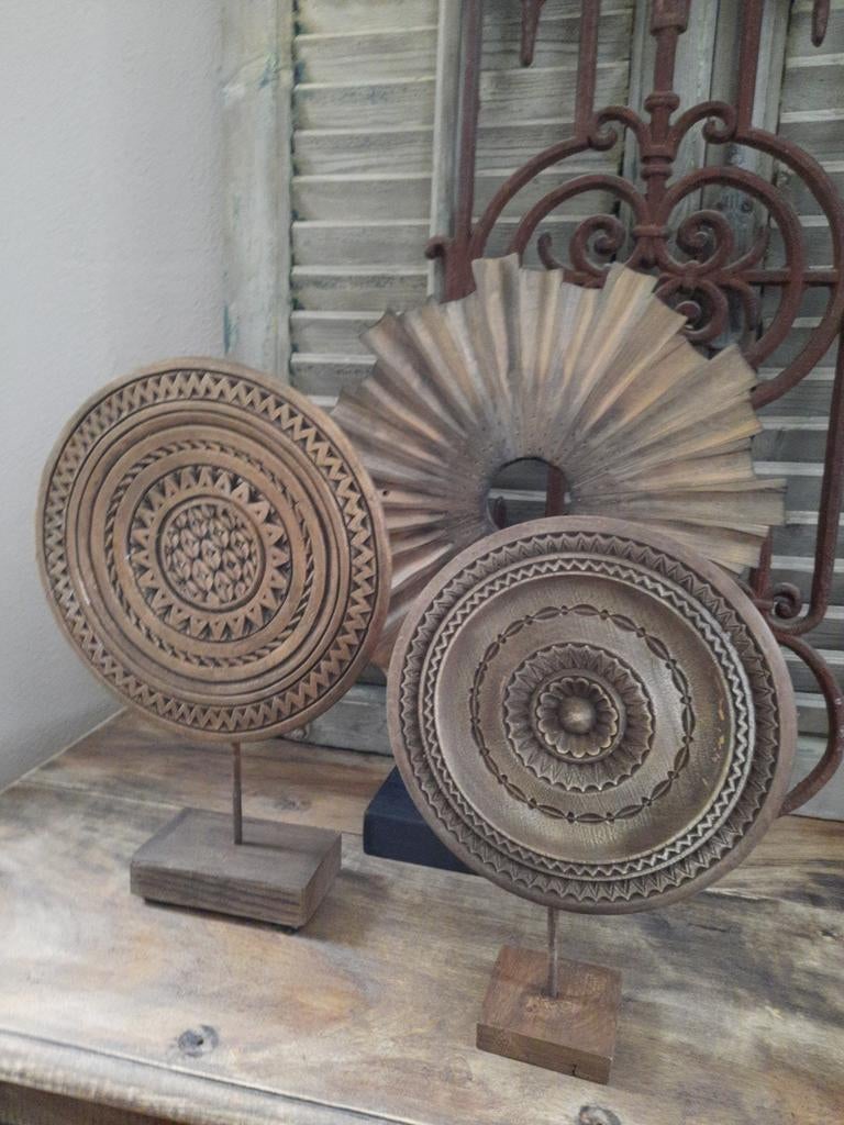 Drie houten ornamenten op voet sculpturen wiel stoer sober, Ophalen, Gebruikt