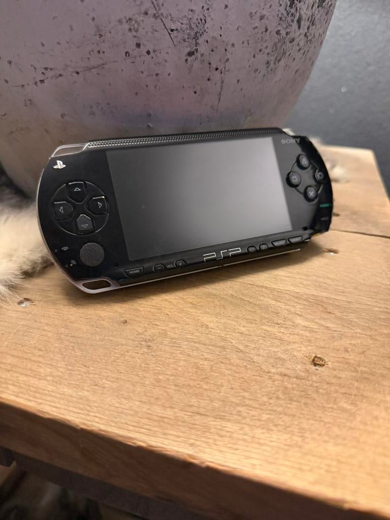 Sony PSP + 7 spellen + oplader & hoesje, Spelcomputers en Games, Spelcomputers | Sony PSP, Ophalen, Zo goed als nieuw, Zwart, PSP