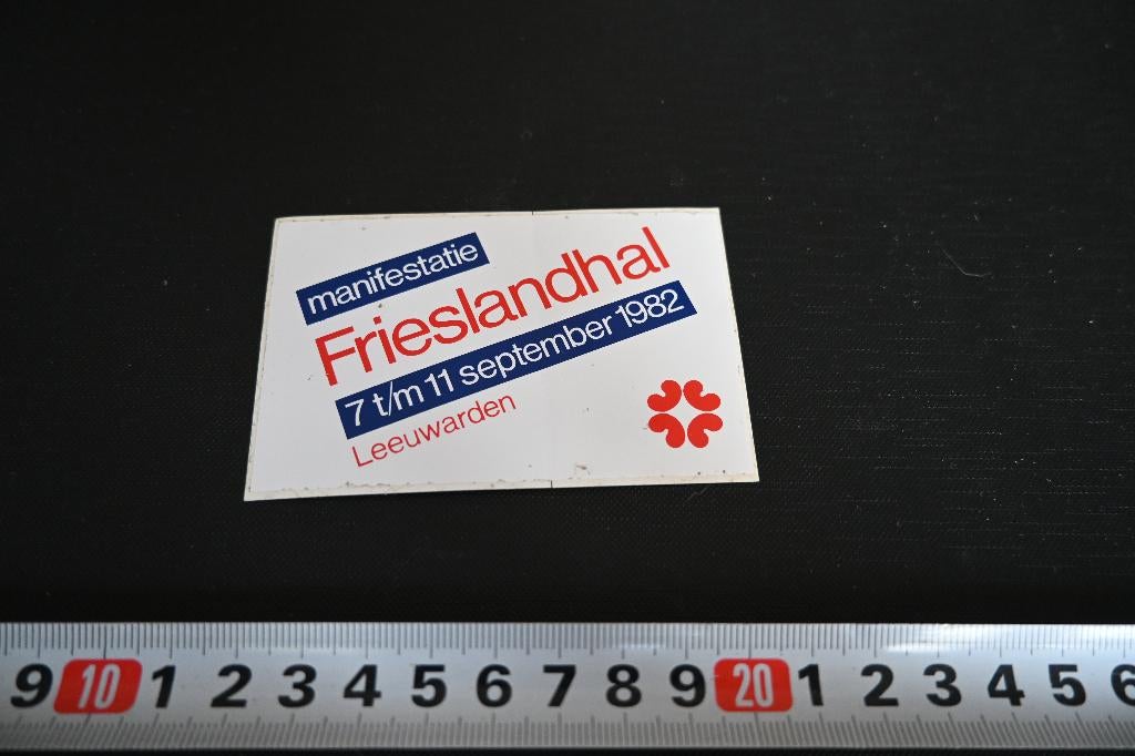sticker Leeuwarden Frieslandhal 1982 manifestatie, Ophalen, Zo goed als nieuw