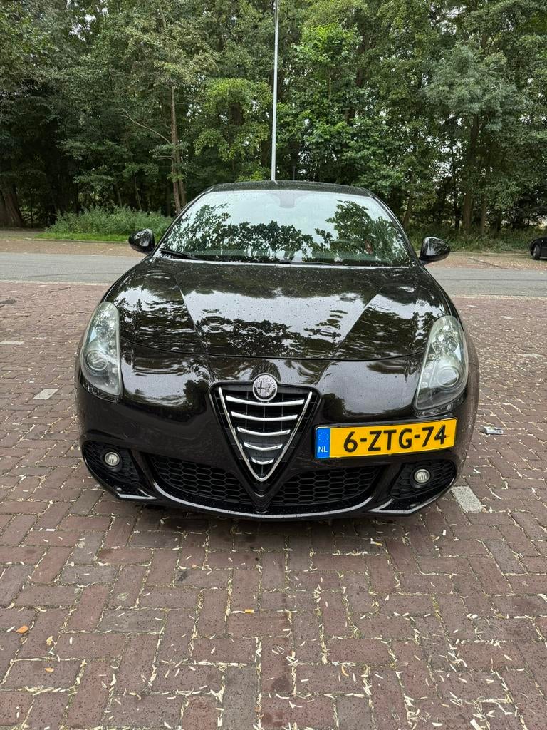 Alfa Romeo Giulietta 1.750 TBI 2011 Zwart, Auto's, Alfa Romeo, 4 cilinders, Zwart, Leder, Bedrijf