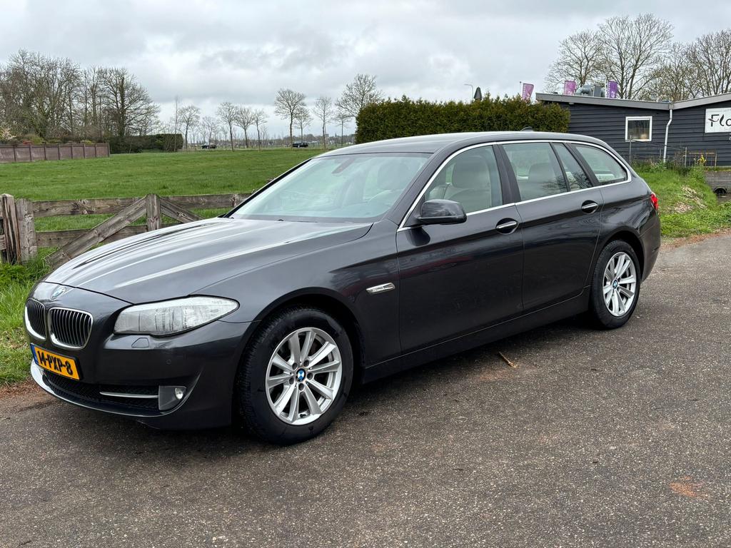 BMW 5-Serie 528I Touring 190KW Aut8 2011 Grijs, Auto's, BMW, Achterwielaandrijving, Beige, 2996 cc, 102 €/maand