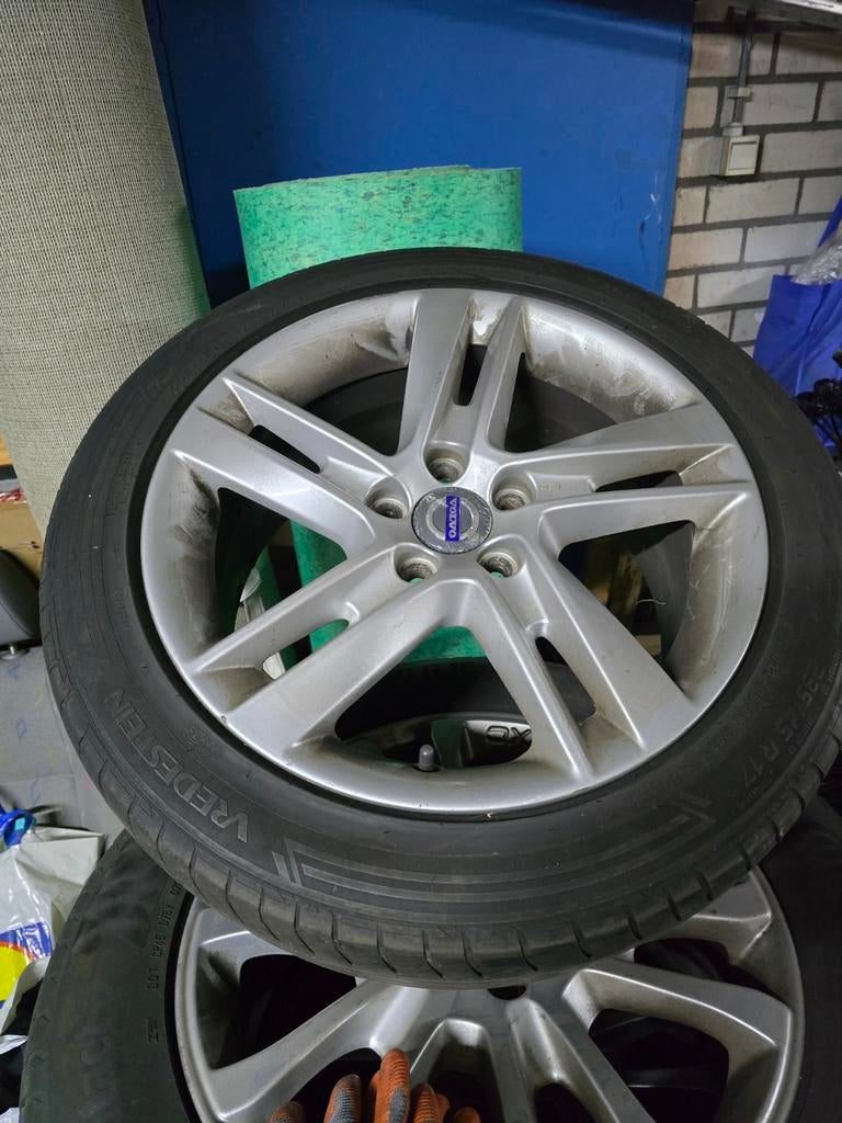 Originele Volvo velgen 17 inch met banden (minder goed), Ophalen of Verzenden, Gebruikt, 17 inch, Banden en Velgen