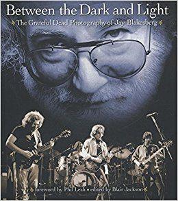 Lekker lezen: The Grateful Dead - Between the dark and light, Ophalen, Nieuw, Artiest