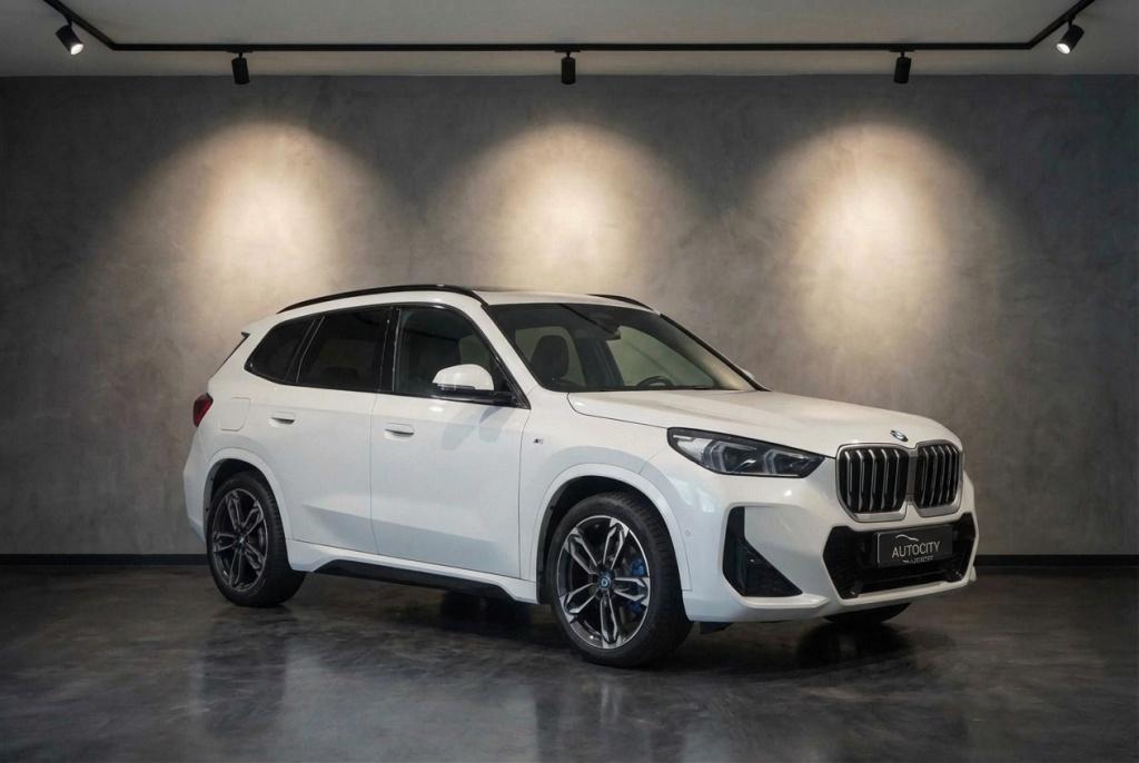 BMW iX1 30 xDrive 313 pk M Sport 100% SOH l Pano l Drive Ass, Automaat, 0 cilinders, Gebruikt, Wit