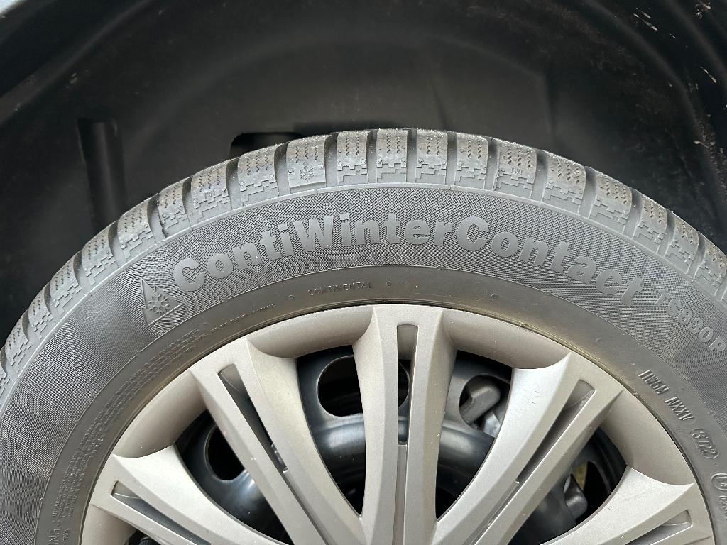 Winterbandenset, incl. wieldoppen Peugeot 2008 (2023), Auto-onderdelen, Banden en Velgen, Ophalen, 16 inch, Winterbanden, Band(en)