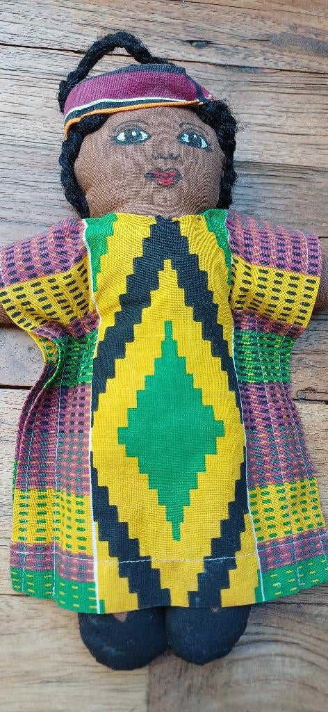 Pop in een traditioneel Afrikaans patroon Kente-stof., Ophalen of Verzenden