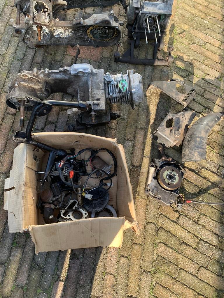 2x GY6 blok met onderdelen, Fietsen en Brommers, Brommeronderdelen | Scooters, Ophalen of Verzenden, Gebruikt, Blok, Peugeot