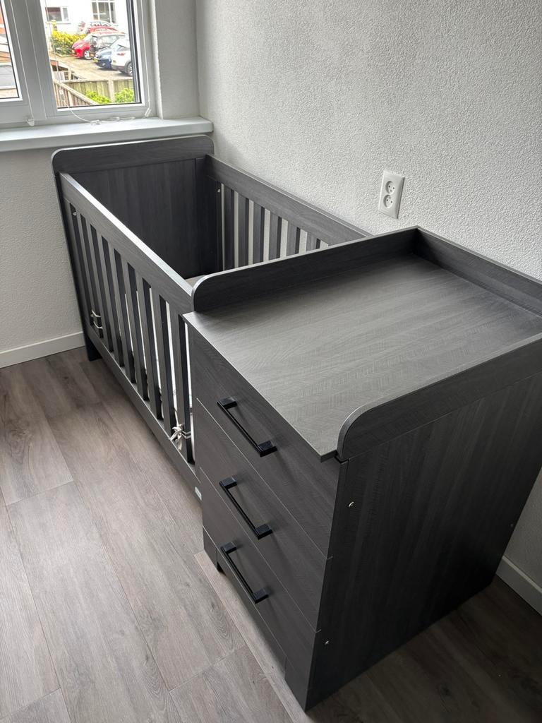 Babykamer combibed & hanglegkast, Ophalen of Verzenden, Zo goed als nieuw, Jongetje of Meisje