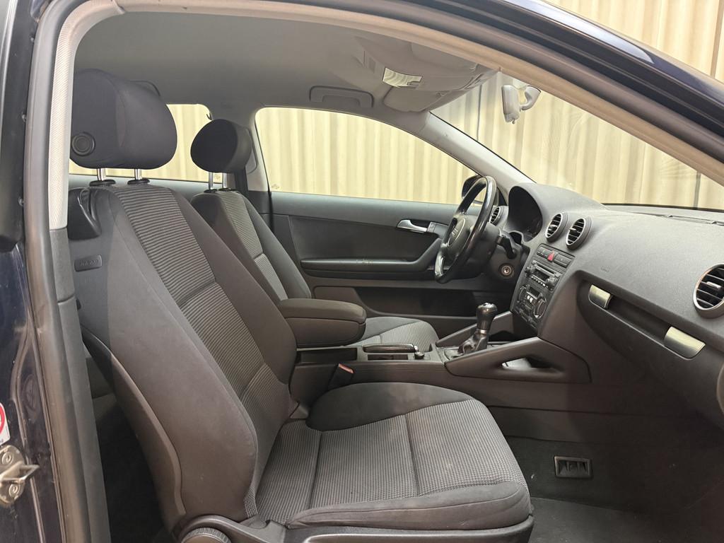 Audi A3 1.6 Ambiente OrgNL! / Lees tekst / Cruise / ECC Clim, Voorwielaandrijving, Stof, Gebruikt, Zwart