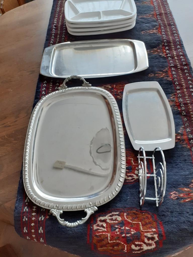 Servies nieuw voor susie met savethouder en dienbladen, Ophalen