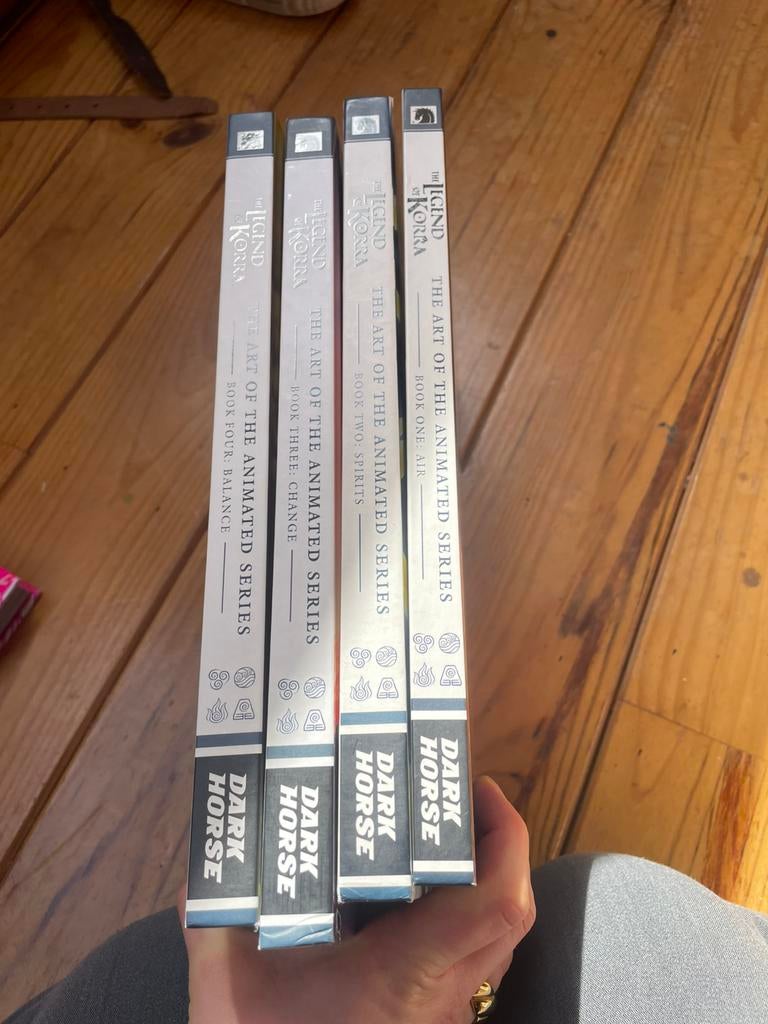 Avatar Korra artbook 1-4, Ophalen of Verzenden, Zo goed als nieuw