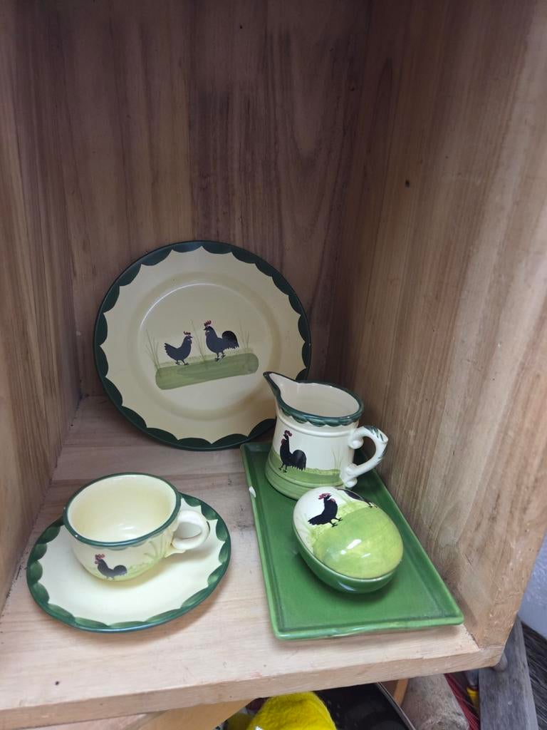 Serviesdelen met kipjes decoratie, Gebruikt, Keramiek, Ophalen of Verzenden, Overige stijlen