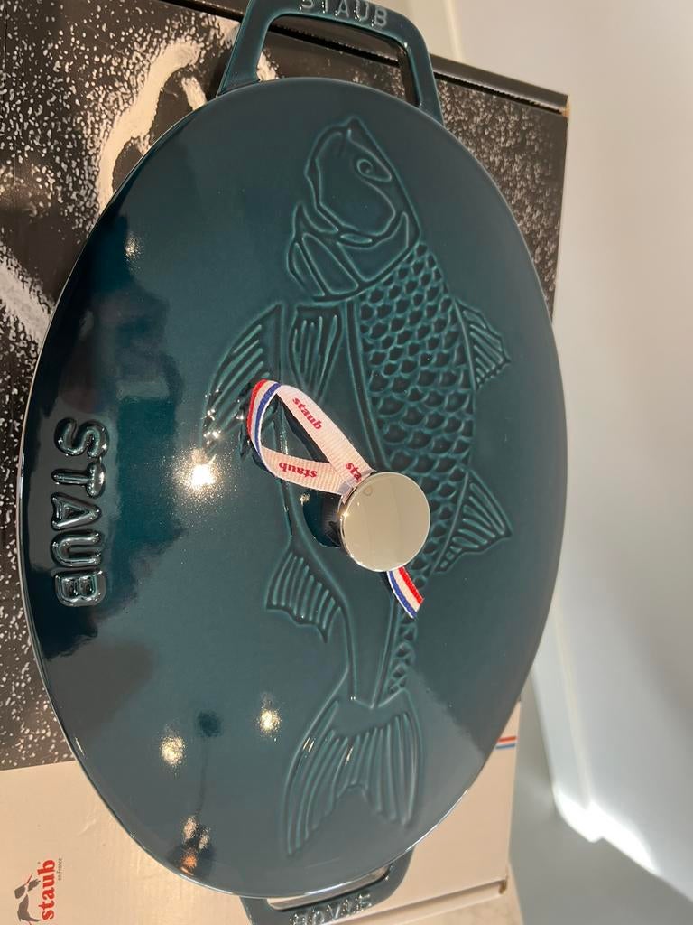 Staub ovenschaal 33 cm La Mer nieuw, Huis en Inrichting, Keuken | Potten en Pannen, Nieuw, Koekenpan of Braadpan, Gietijzer, Inductieplaat