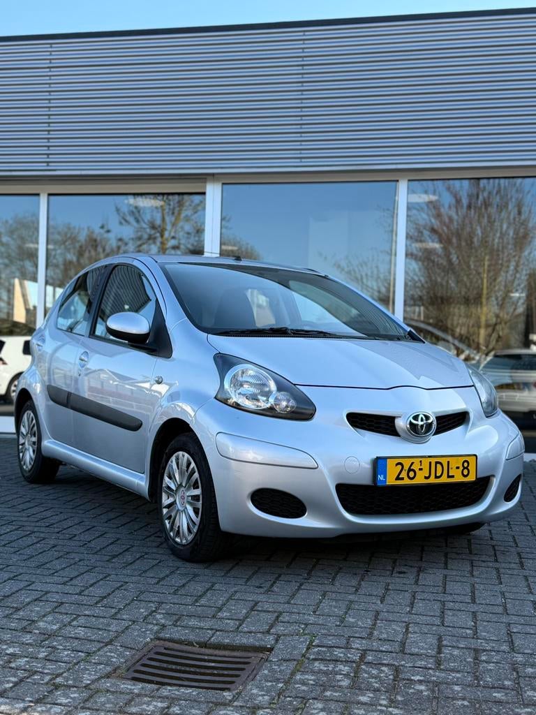 Toyota Aygo 1.0 12V Vvt-i 5DRS 2009 Grijs NIEUW APK!, Auto's, Voorwielaandrijving, Stof, Zwart, 4 stoelen