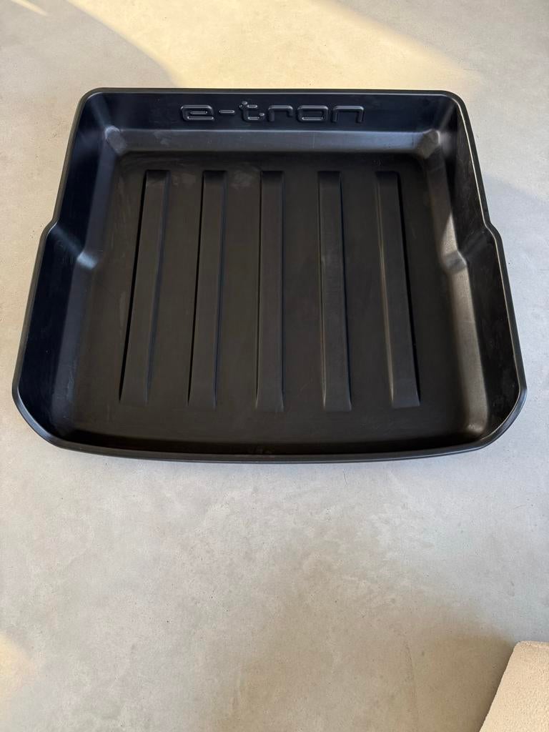 Audi e-tron 55 (2018-2022) Originele Kofferbak Schaal, Auto diversen, Kofferbakmatten, Ophalen, Gebruikt