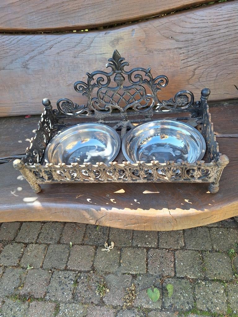 Gietijzeren voerbak, Ophalen