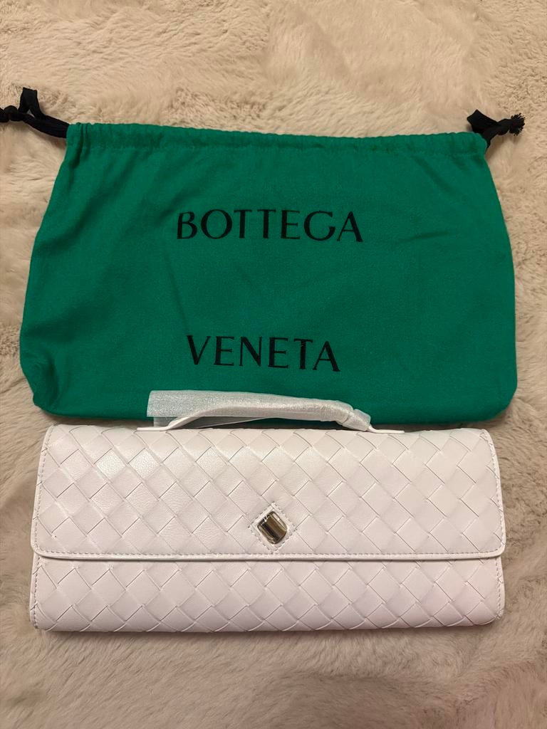 NIEUW | Bottega Veneta Andiamo clutch wit, Sieraden, Tassen en Uiterlijk, Tassen | Damestassen, Ophalen of Verzenden, Nieuw, Wit