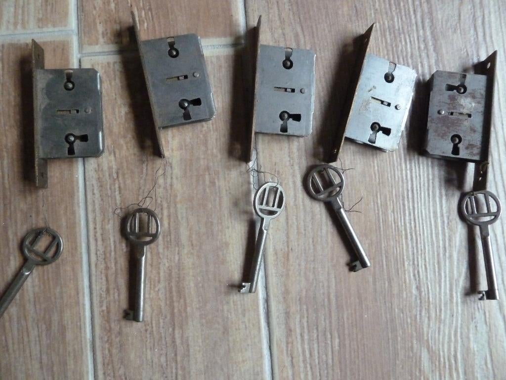 5 x slot met elk 1 sleutel, Ophalen of Verzenden, Gebruikt, IJzer, Slot