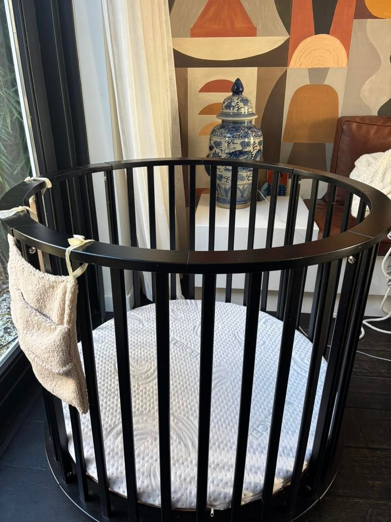 Europe baby box rond zwart op wielen + Preturabox matras, Ophalen, Zo goed als nieuw, Rond