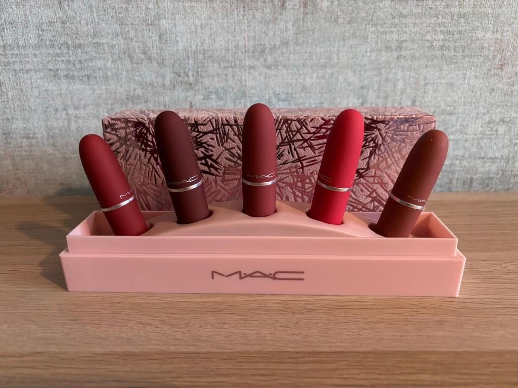 MAC Powder Kiss Lipsticks Limited Edition Cadeauset – nieuw, Overige kleuren, Gehele gezicht, Nieuw, Ophalen of Verzenden