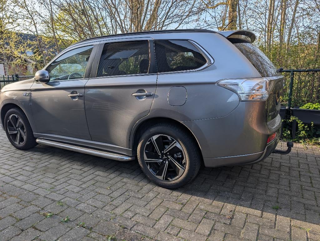 Mitsubishi Outlander PHEV Instyle Alpine CarPlay, Auto's, Outlander, Zwart, 4 cilinders, Vierwielaandrijving