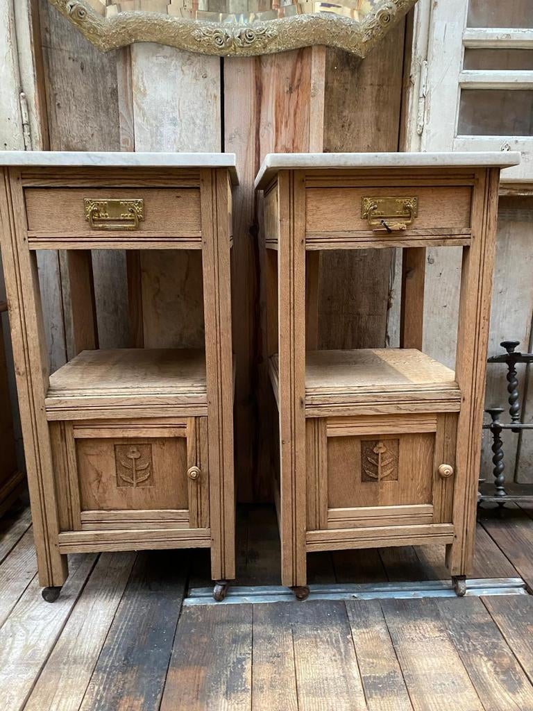 Twee landelijke Frans eiken kastjes nachtkastjes met marmer, Ophalen, Gebruikt, Minder dan 45 cm