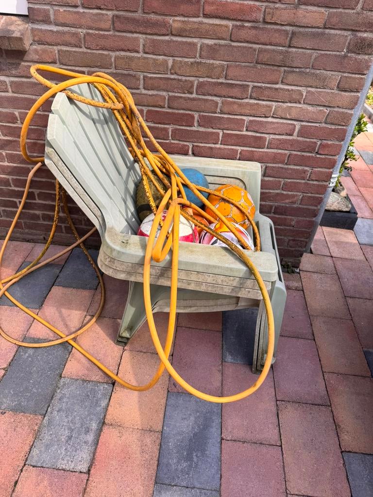 Gratis stoelen, tuinslang en ballen, Ophalen, Zo goed als nieuw, Tuinslang