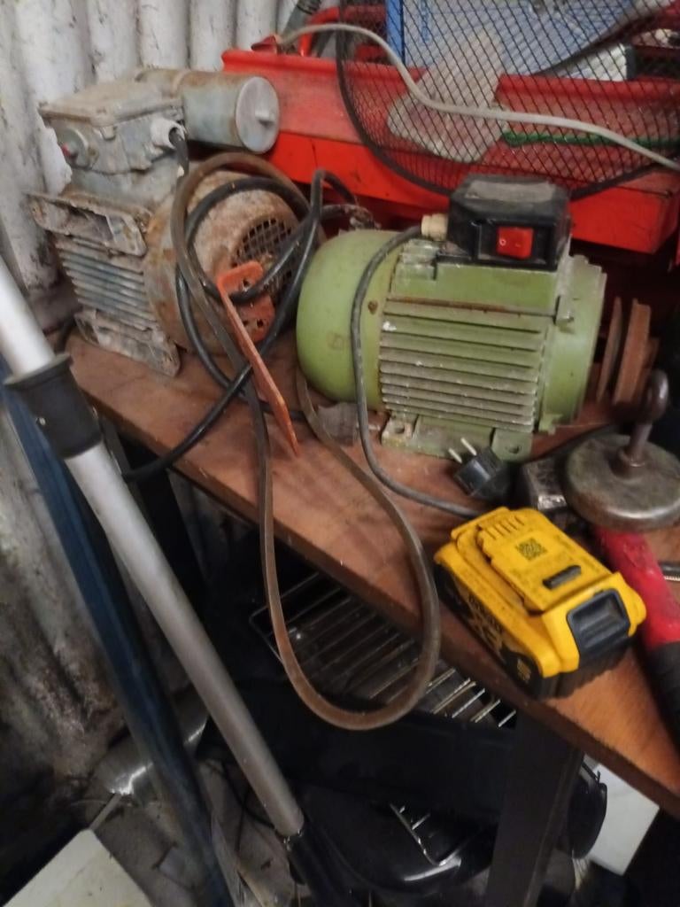 Elektrische motoren (2 stuks) - Gebruikt, Doe-het-zelf en Verbouw, Motoren, Ophalen, Gebruikt, Elektromotor, 1400 tot 1800 rpm