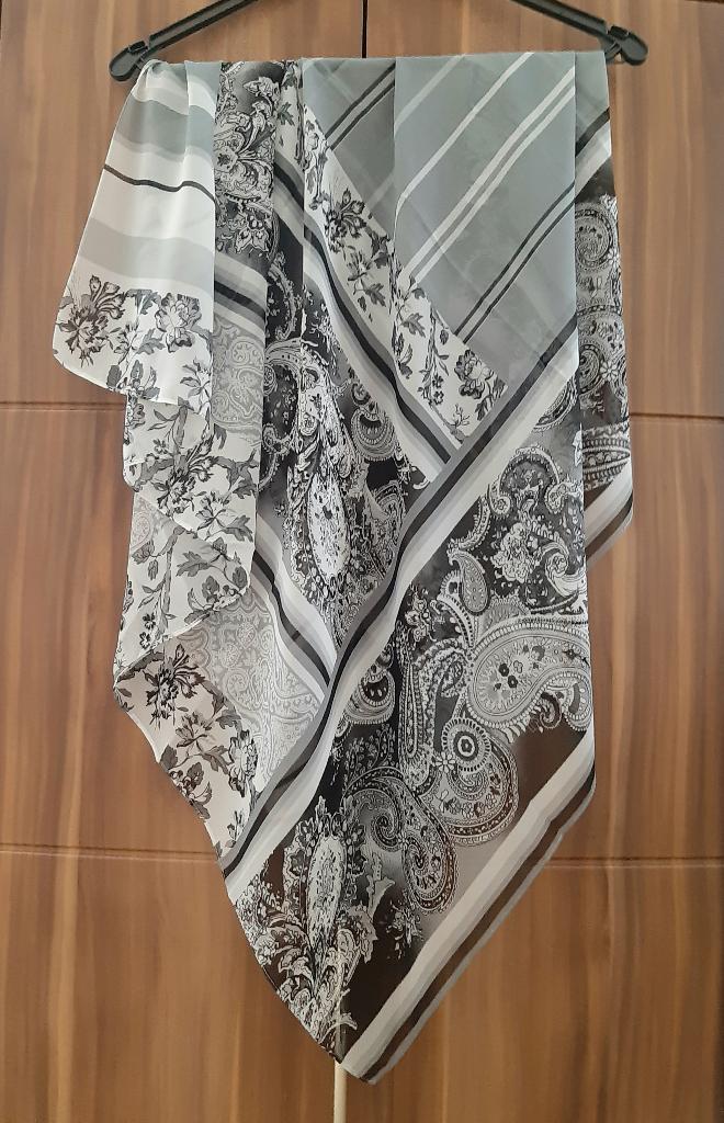 Dames sjaal van chiffon met mooie print., Zara, Maat 46/48 (XL) of groter, Ophalen of Verzenden, Zo goed als nieuw
