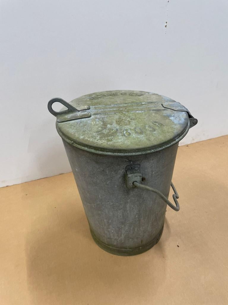 zinken vuilnisbak, Ophalen