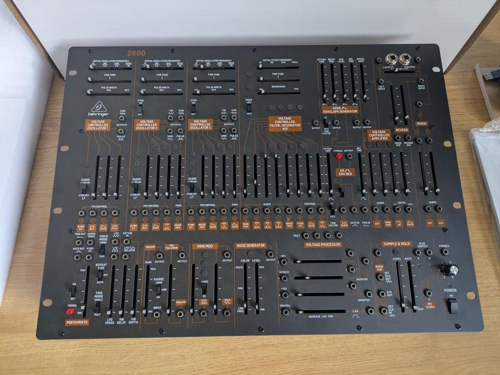 Behringer 2600 Semi-Modulaire Analoge Synthesizer, Muziek en Instrumenten, Synthesizers, Overige merken, Zo goed als nieuw, Met midi-aansluiting