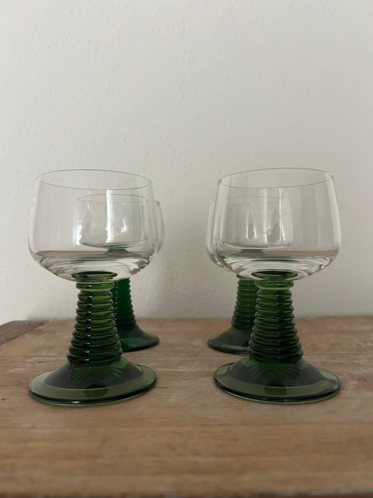 Wijnglazen, roemer, groene voet. Vier glazen., Antiek en Kunst, Antiek | Glas en Kristal, Ophalen of Verzenden