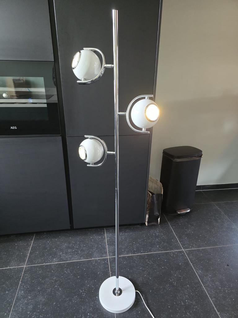 Vloerlamp met drie bollen, Ophalen