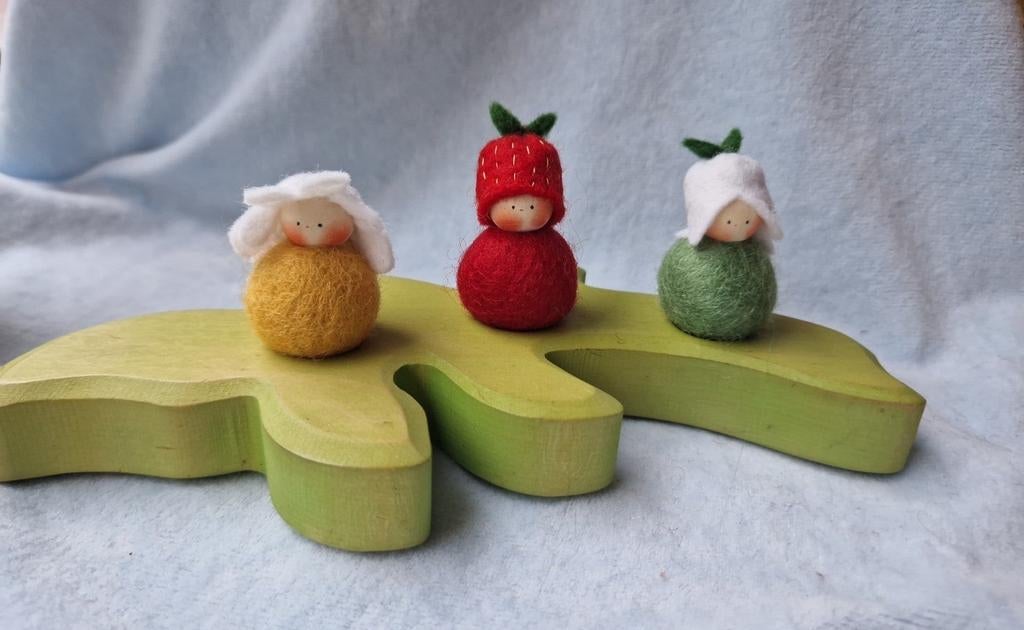 Aardbei bloemenkind steker jaarring Vrije School zomer lente, Verzenden, Nieuw, Figuurtje(s), Wolvilt