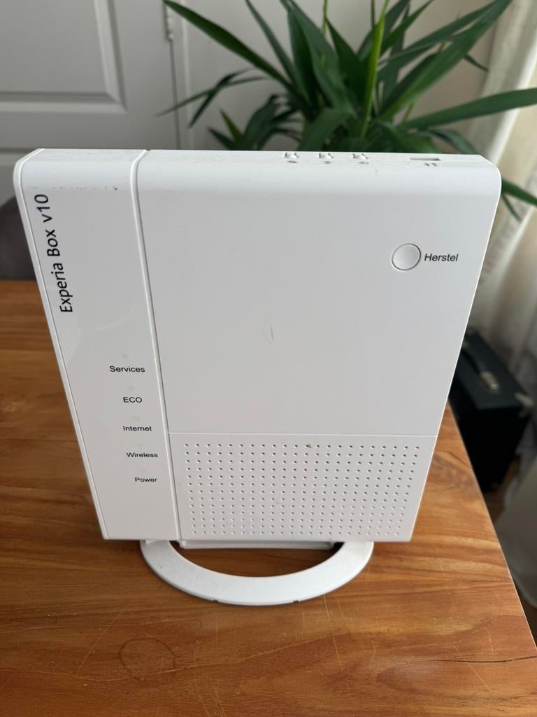 KPN Experia Box V10, Ophalen of Verzenden, Zo goed als nieuw, Router met modem