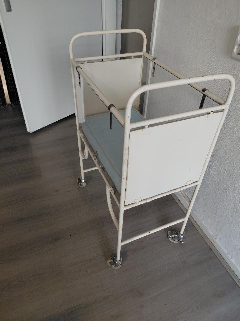 Antieke ziekenhuis babybedje, Ophalen